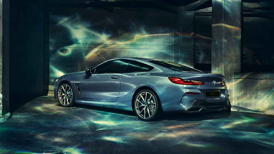 BMW 8 серии Coupe в городе, вид слева.